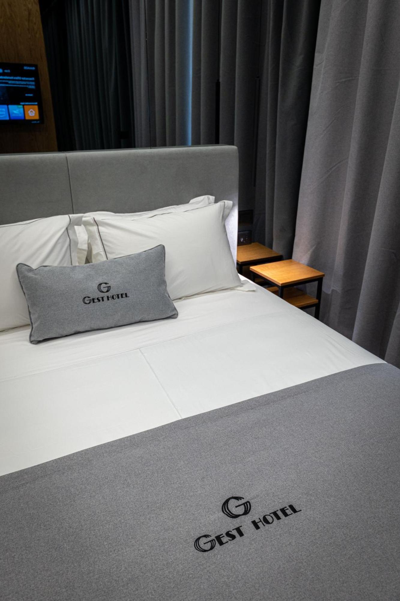 Gest Hotel Radhime Bagian luar foto