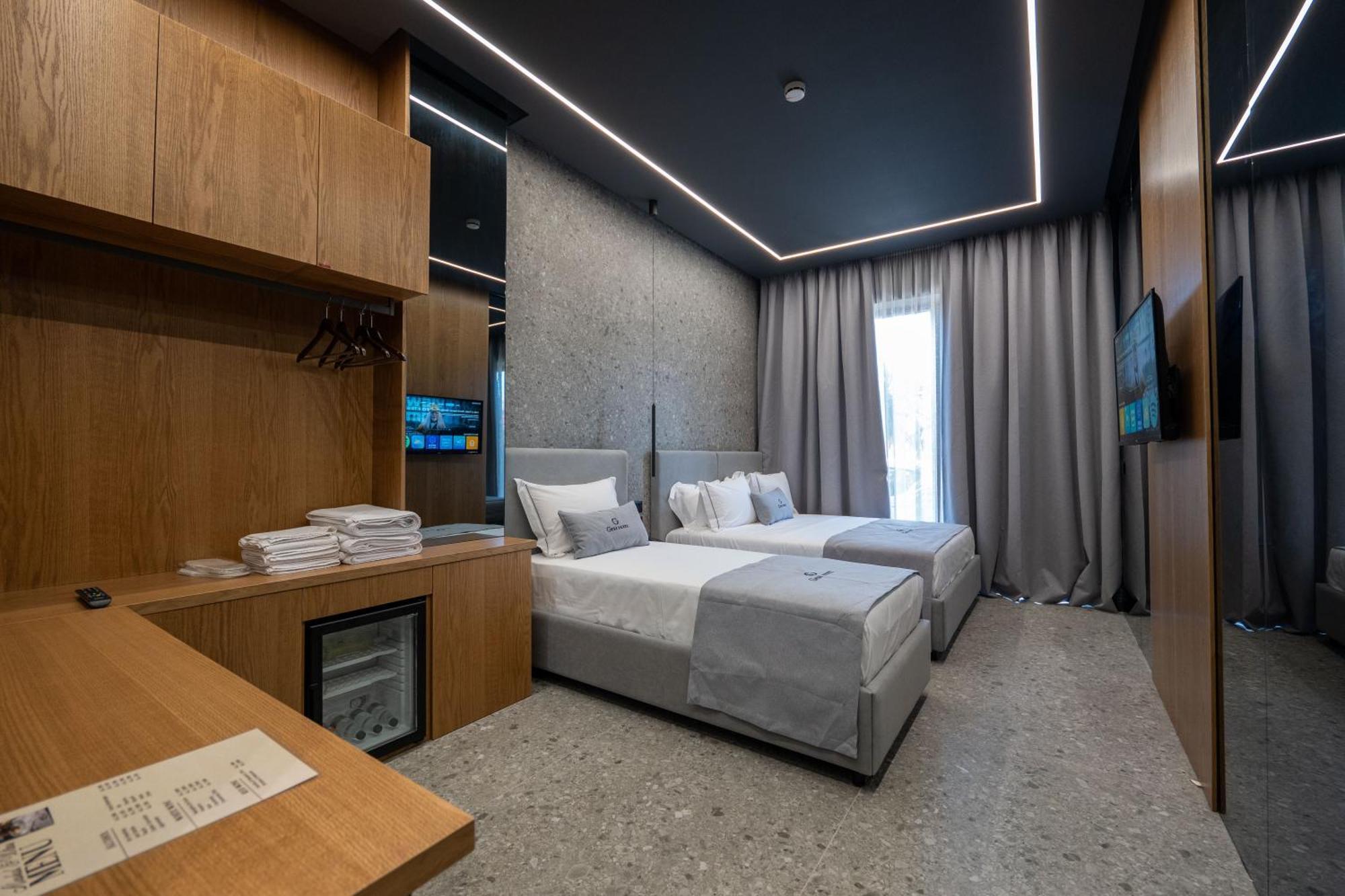 Gest Hotel Radhime Bagian luar foto