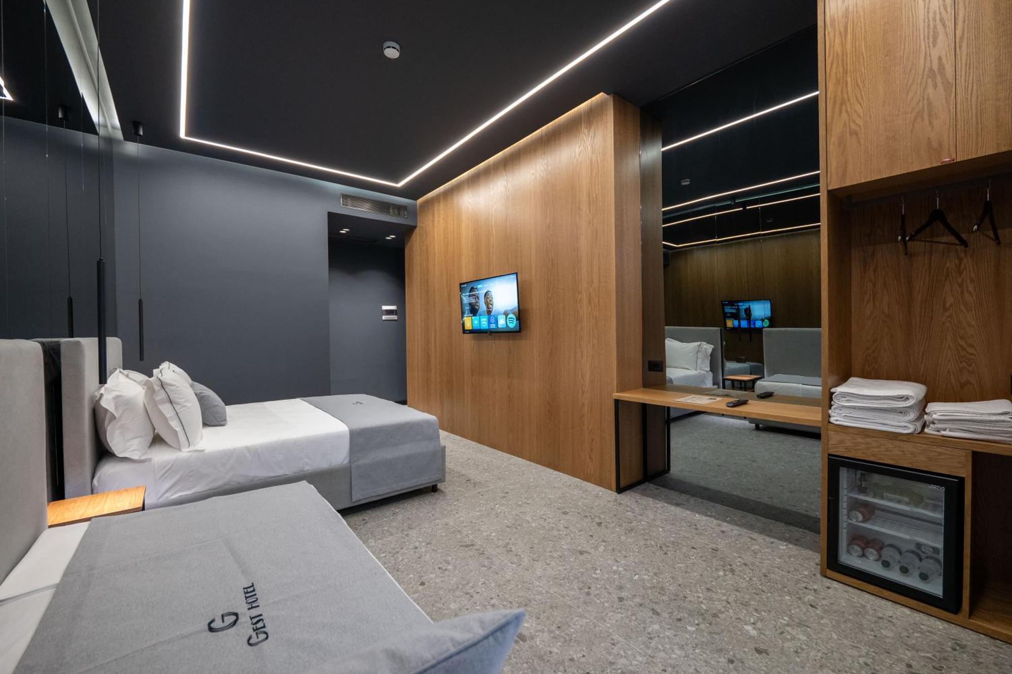 Gest Hotel Radhime Bagian luar foto
