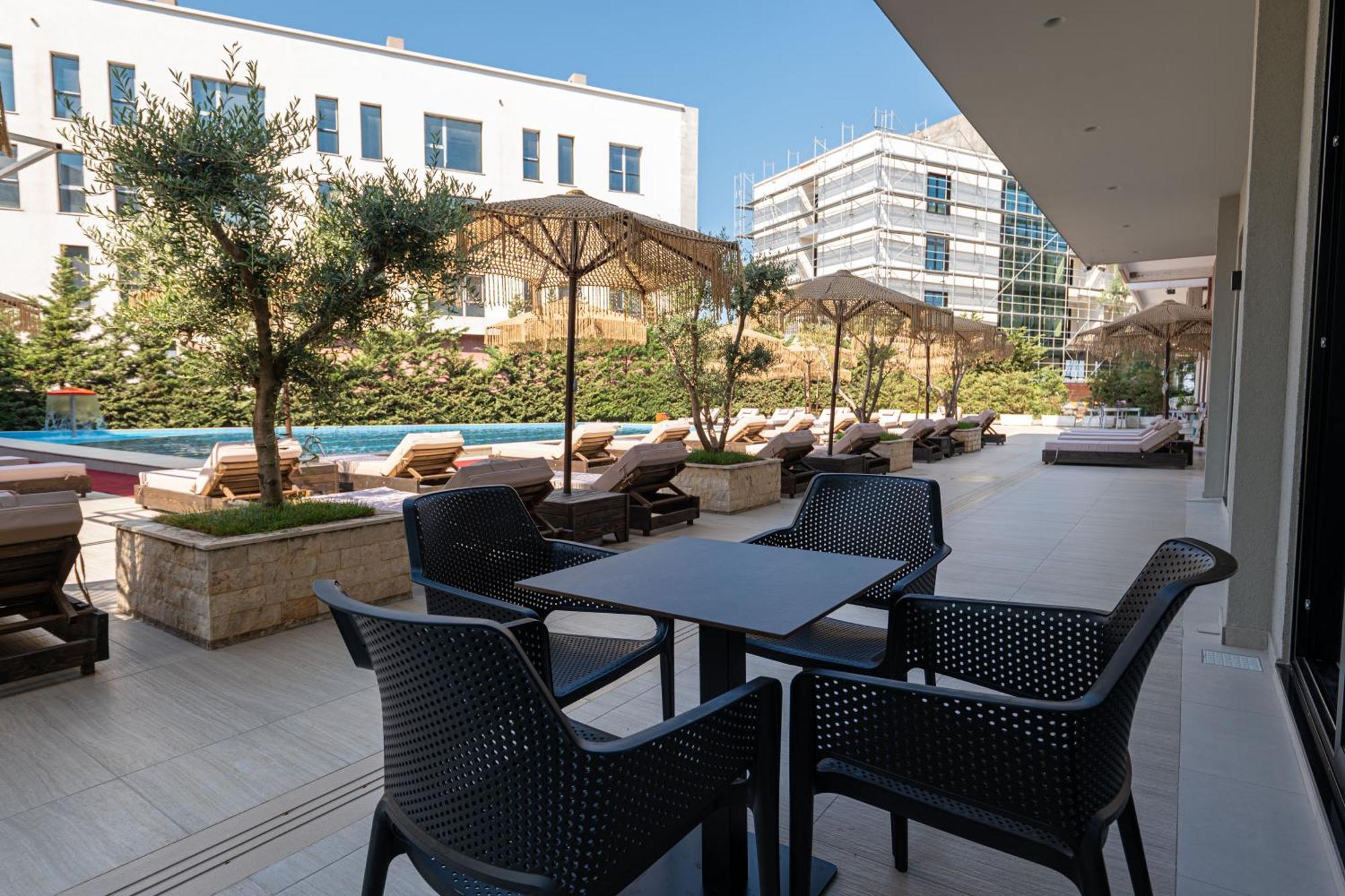 Gest Hotel Radhime Bagian luar foto