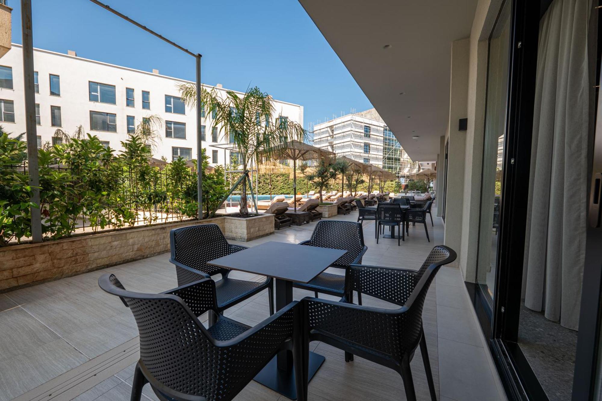 Gest Hotel Radhime Bagian luar foto