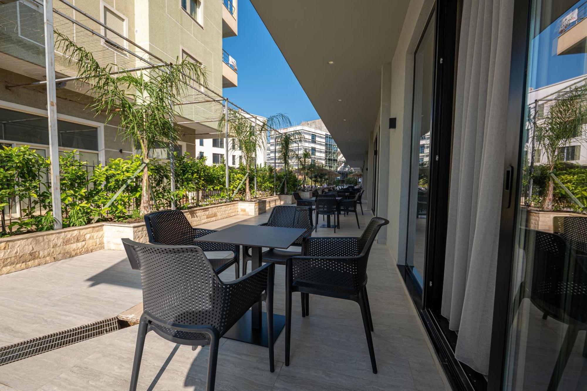 Gest Hotel Radhime Bagian luar foto
