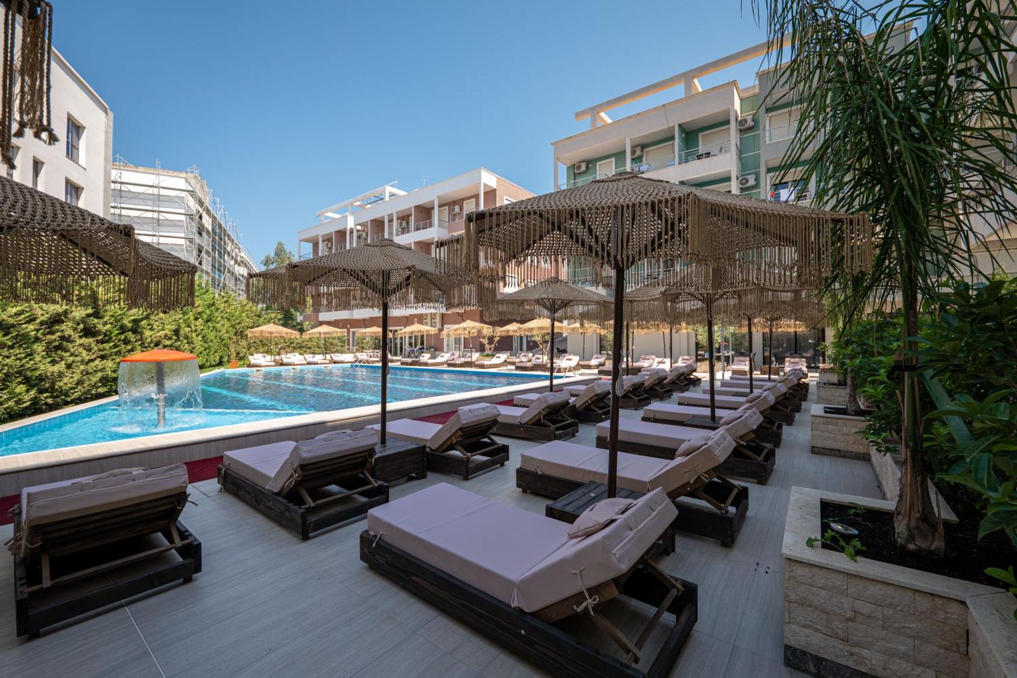 Gest Hotel Radhime Bagian luar foto